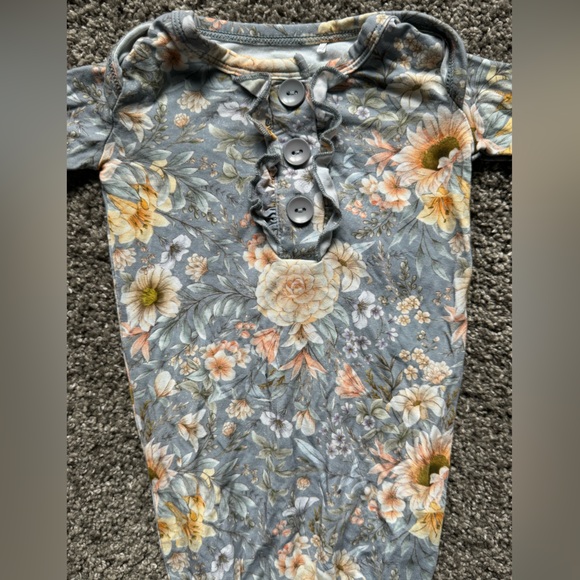 Gigi & Max newborn gown + topknot - Picture 3 of 5